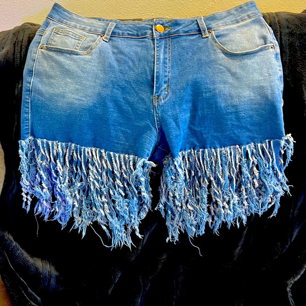 Summer jean shorts, shaggy threads on legs SIZE 2X